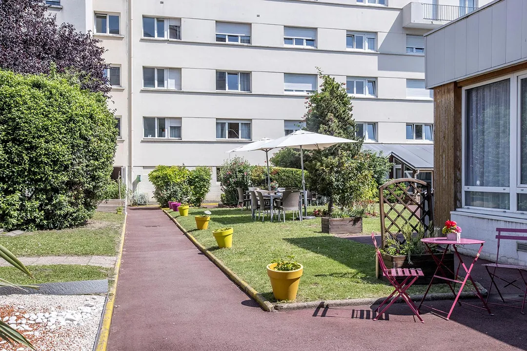 Jardin arboré et aménagé de la Résidence Villa Caroline, EHPAD à Gennevilliers