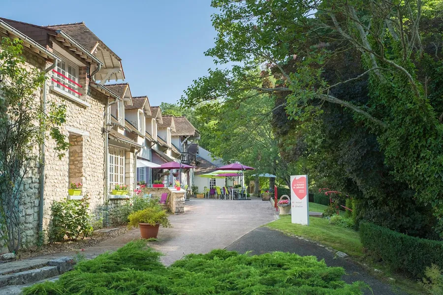 Facade et environnement naturel fôret Le Domaine de Jallemain à Chateau-Landon