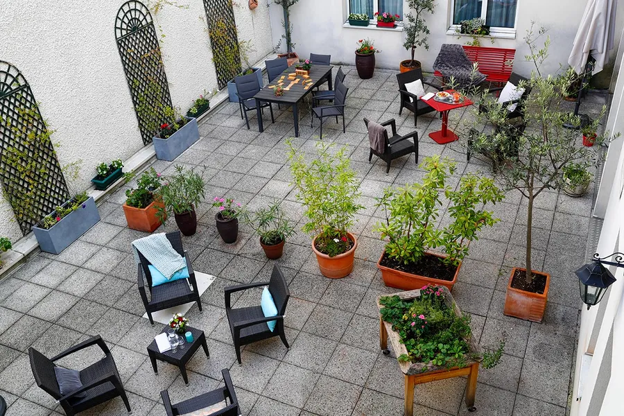 Terrasse vue de hauteur de la résidence médicalisée Les Adrets à Clichy