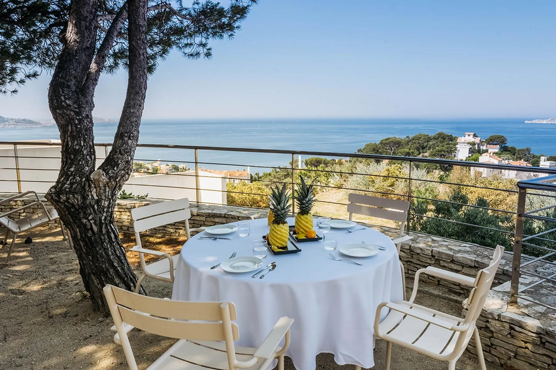 Terrasse d'une maison de retraite en nature vue sur mer en ehpad à Marseille, Le Soleil du Roucas Blanc