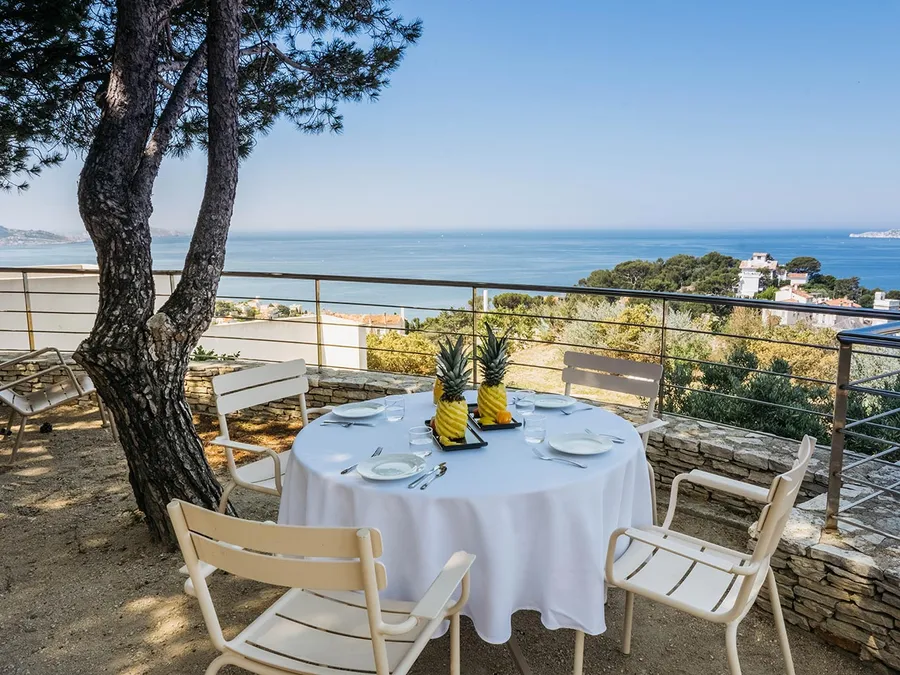 Terrasse d'une maison de retraite en nature vue sur mer en ehpad à Marseille, Le Soleil du Roucas Blanc
