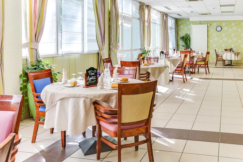salle à manger lumineuse maison retraite meudon, ehpad domusvi résience du parc, rideaux et murs vert à rayures