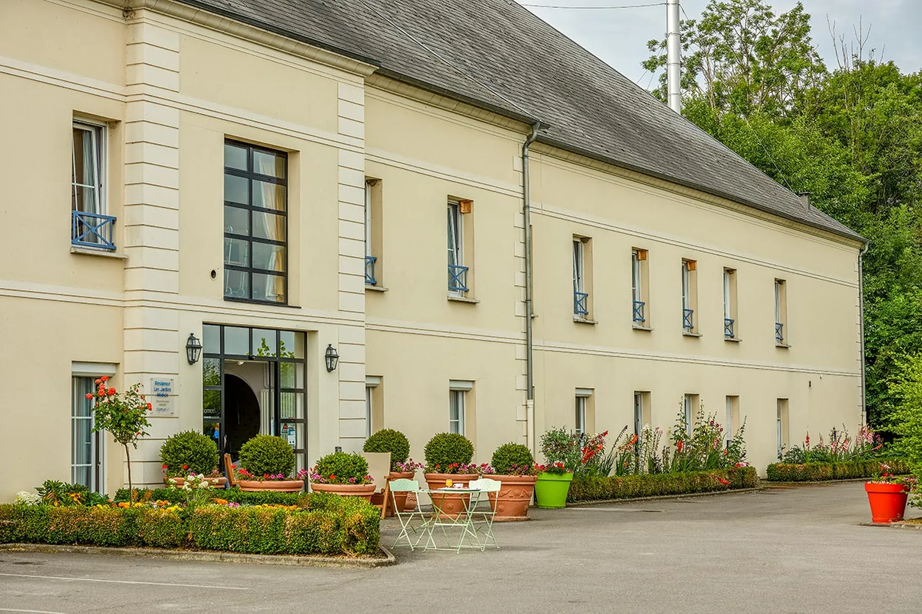 Facade Maison retraite Jardins Médicis Pontpoint nature plantes