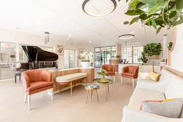 Salon maison rteraite lumineuse et cozy, décoration sobre et raffiné avec piano à queue noir