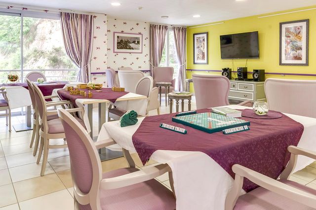 Salon de repos avec télévision et jeu de société à l'EHPAD La Palmeraie à Nice