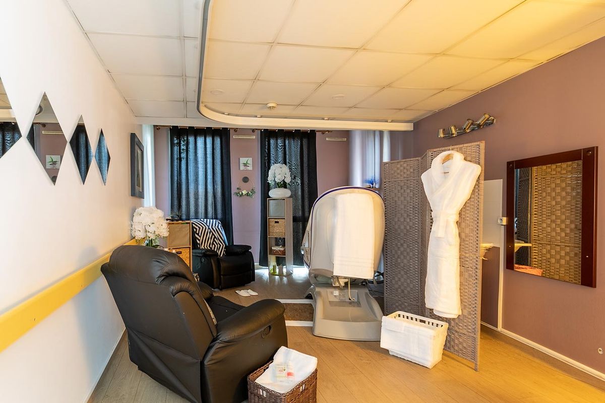 Salle thérapeutique équipée avec fauteuil massant et balnéo