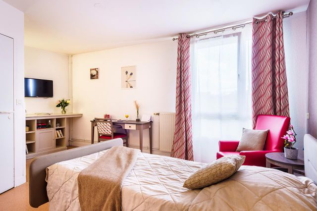 Chambre résidence Les Jardins d'Epinay thème mauve rose moderne lumineuse avec TV