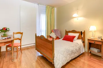 Chambre vintage blanc et rouge et bois en maison de retraite à Esches, Résidence Les Jardins Médicis