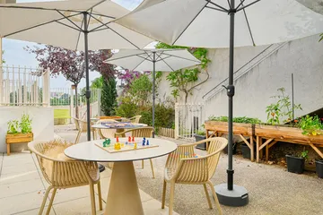 Jardin avec salon de jardin et parasol vue sur campagne ehpad à Marseille, Résidence Marguerite