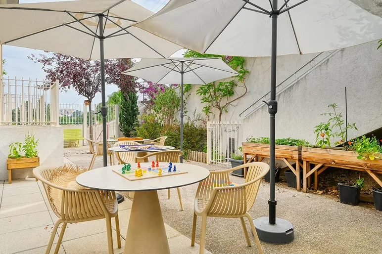Jardin avec salon de jardin et parasol vue sur campagne ehpad à Marseille, Résidence Marguerite