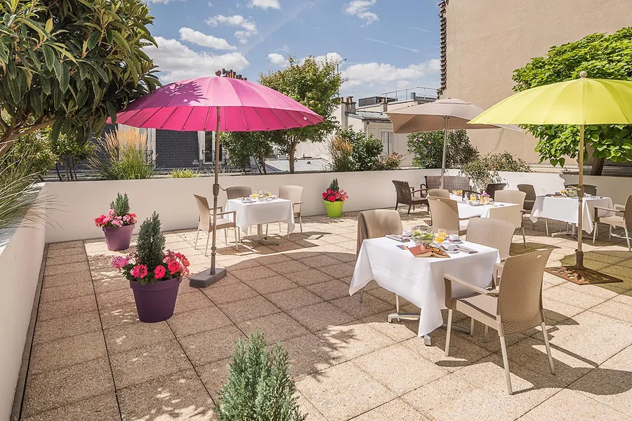 Terasse ensoleilé maison retraite Résidence Les Issambres à Paris décorée