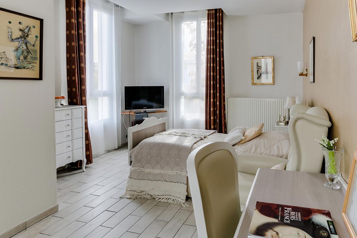 Chambre lumineuse et décoré à la résidence le Cap à Bois Colombes