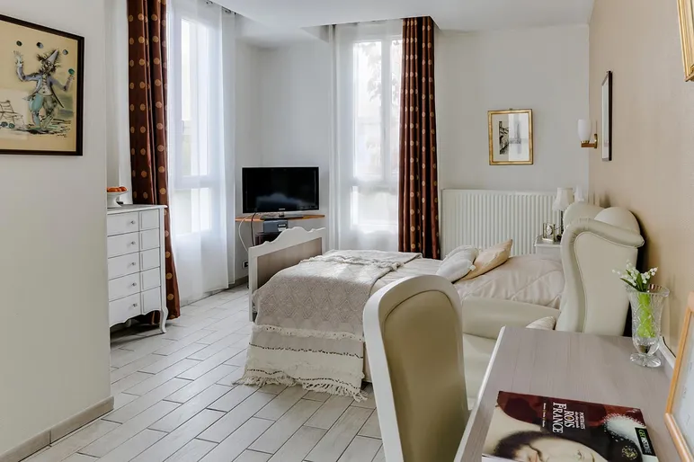 Chambre lumineuse et décoré à la résidence le Cap à Bois Colombes