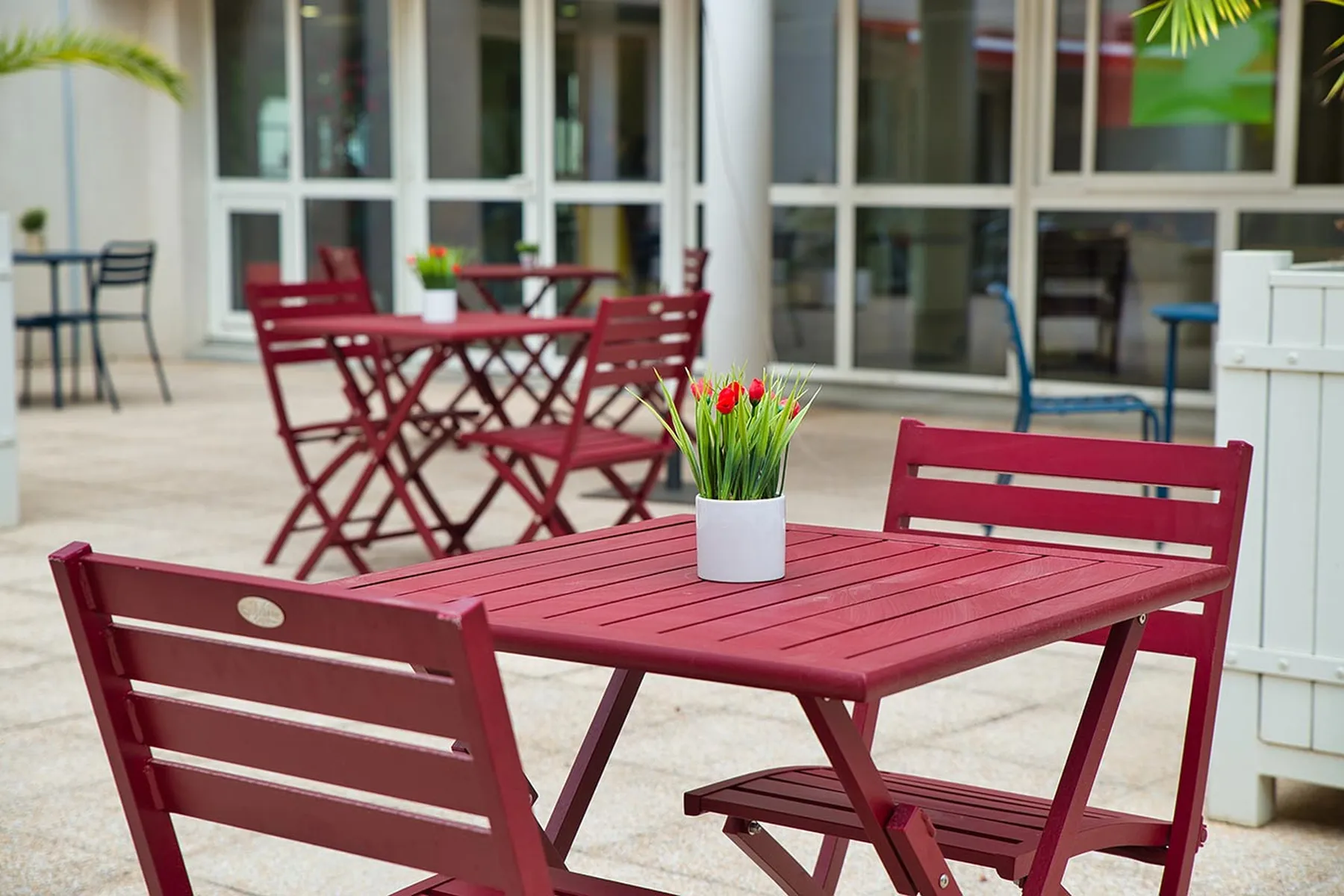Salon de jardin rouge avec plante en terrasse maison de retraite à Marseille, Résidence Les Epis d'Or