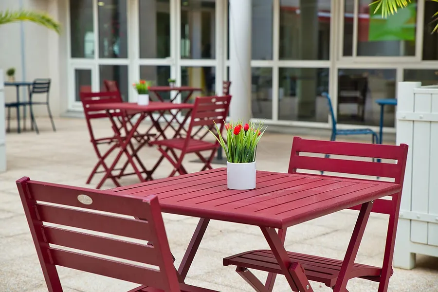 Salon de jardin rouge avec plante en terrasse maison de retraite à Marseille, Résidence Les Epis d'Or