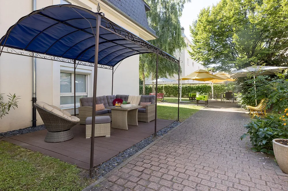 terrasses aménagé avec chaises et tables à la maison de retraite Azur à Colombes