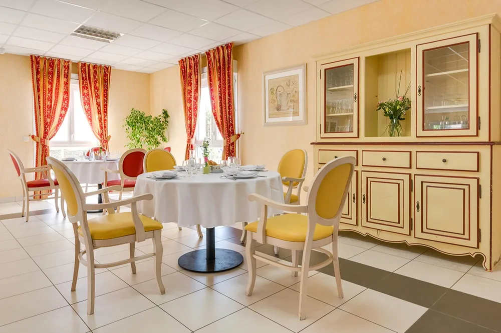 Salle à manger lumineuse thème jaune en maison de retraite à Salon de Porvence, l'Amandière