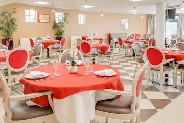 Salle restaurant tables et chaises rouges gris décorées, ehpad à Vanves, Résidence Médicis