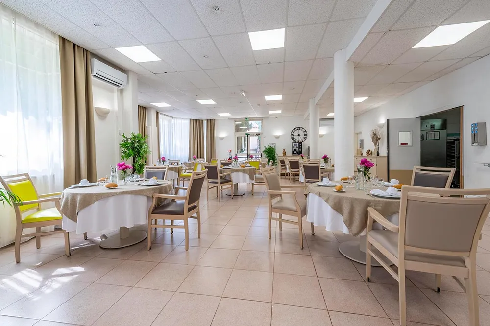 restaurant Les Hauts de Menton à Gorbio avec climatisation et décoration beige et vert pistache