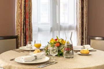 table restaurant décorée avec fleurs et pains, maison de retraite chatenay-malabry résidence jean-rostand