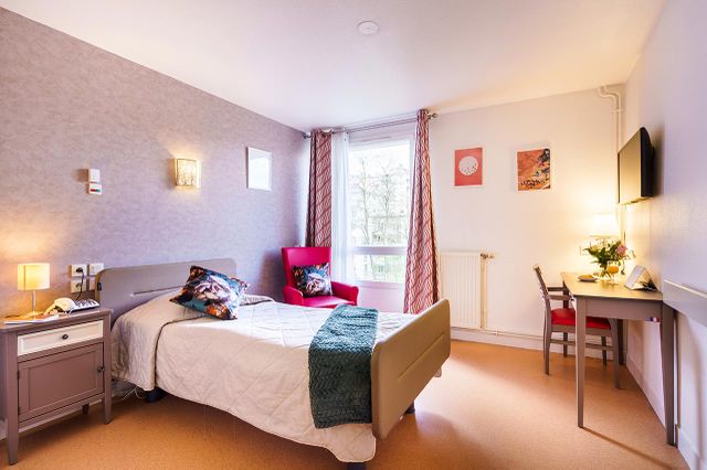 Chambre spacieuse résidence Les Jardins d'Epinay mood mauve taupe lumineuse