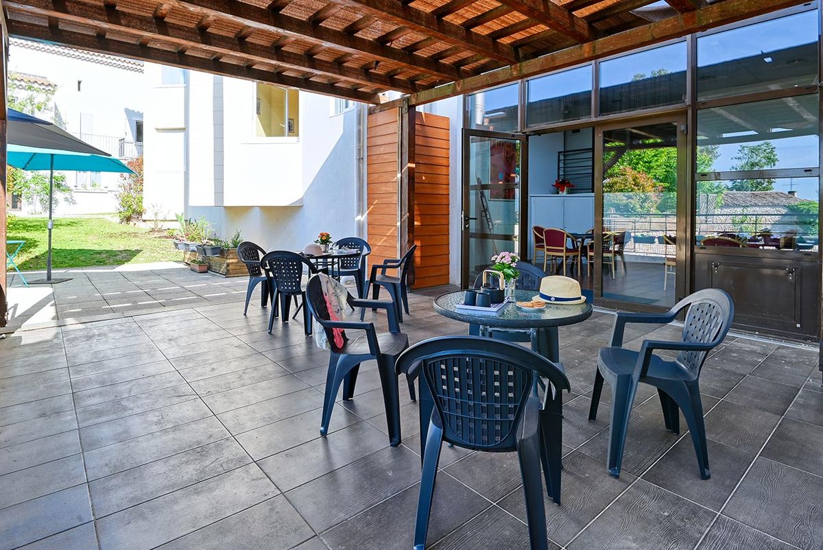 Terrasse Maison de retraite Lubéron à Sainte-Tulle pergola en bois avec baie vitrée salon