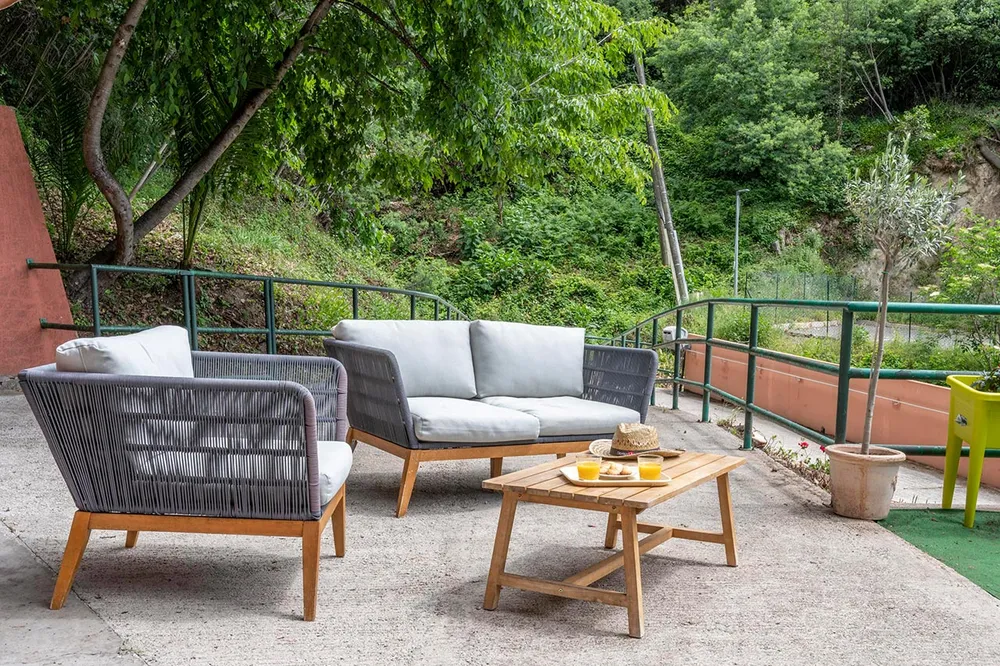 Patio exterieur vue jardin et forêt, fauteil gris avec coussin Les Hauts de Menton à Gorbio