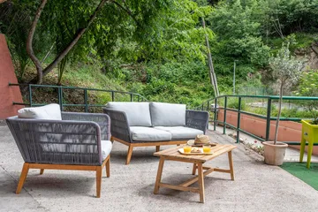 Patio exterieur vue jardin et forêt, fauteil gris avec coussin Les Hauts de Menton à Gorbio