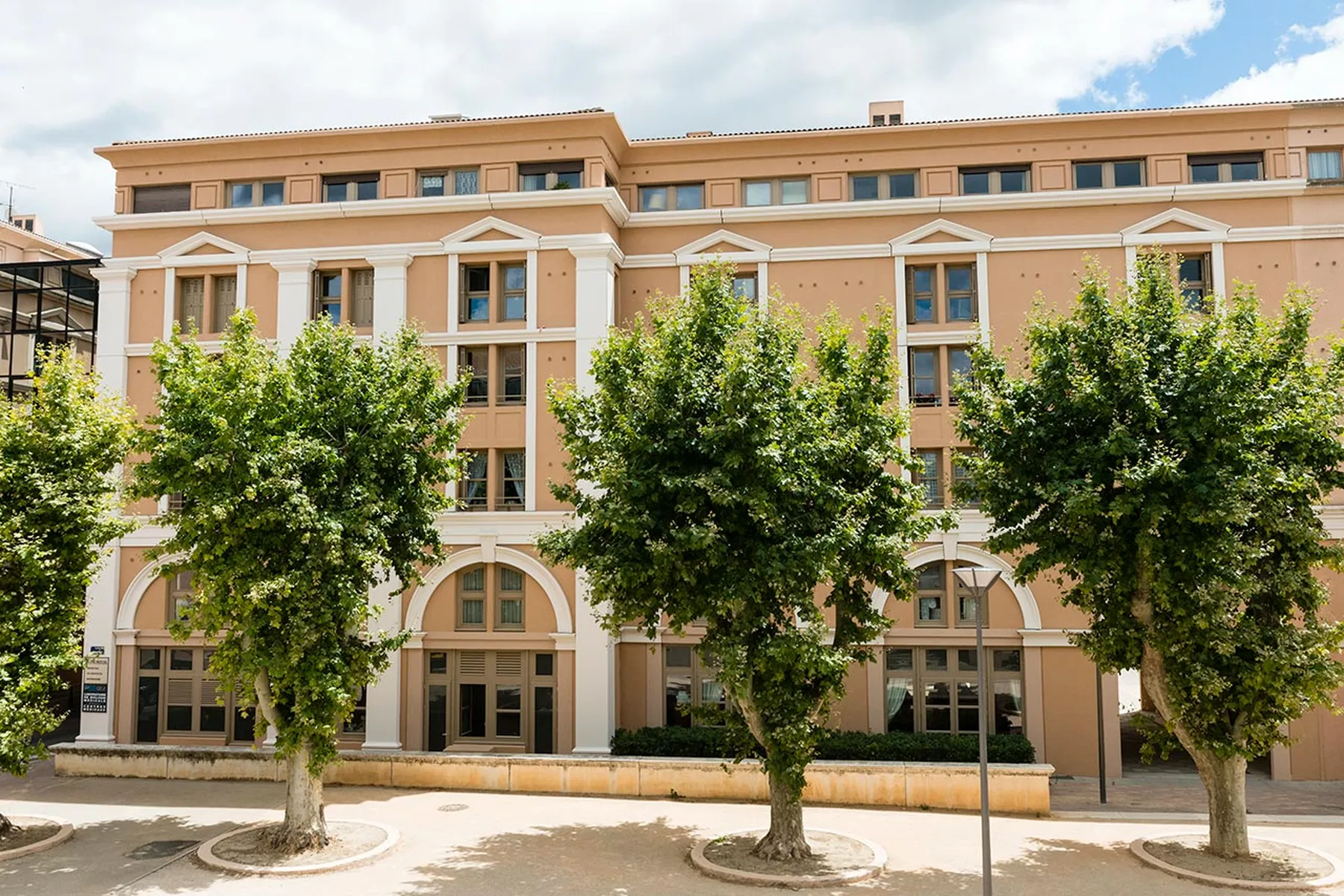 facade résidence seniors Les Templitudes à Aix-en-Provence beige et blanc neuve