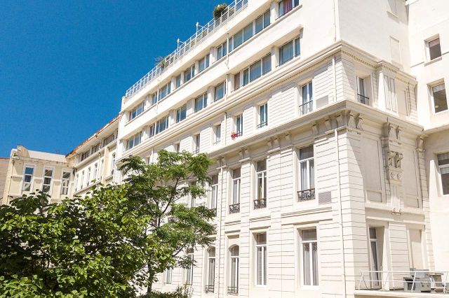 Facade immeuble blanche et chic à Marseille, Résidence du Palais