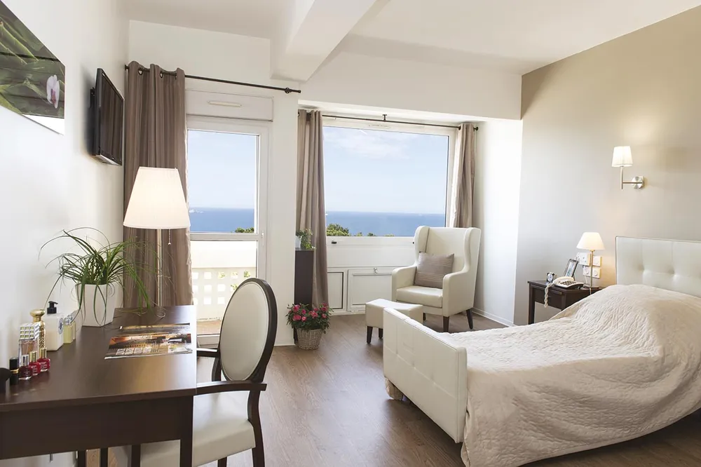 Chambre premium de la Résidnce Le Soleil du Roucas Blanc, spacieuse et lumineuse vue sur mer à Marseille
