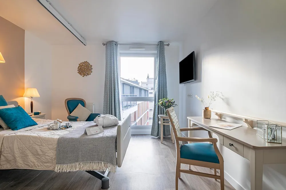Chambre bleu blanc gris avec fenetre et rideaux maison de retraite, résidence longchamp à st-cloud