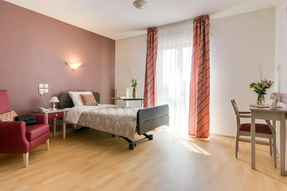 Chambre d'une maison de retraite à Salon de Porvence, l'Amandière, en mauve et blanc