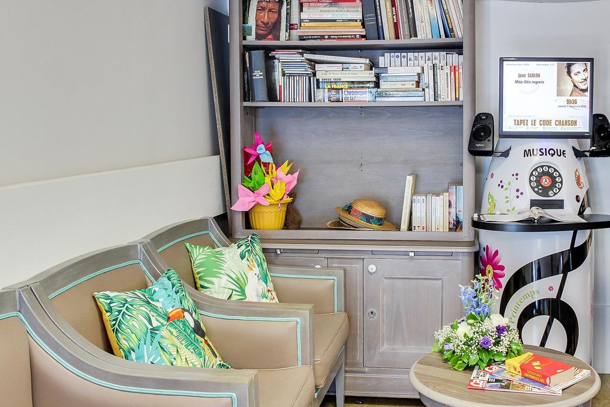 espace de repos avec chaises et coin bibliothèque ehpad bleu soleil nice