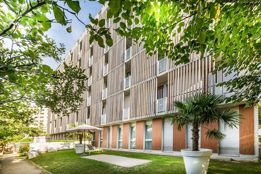 facade maison de retraite Médicis à Asnières domusvi, architecture bois moderne jardin pelouse avant