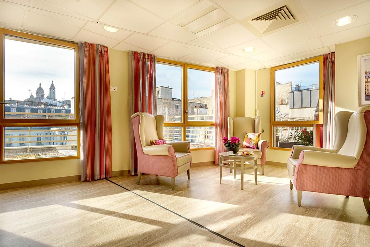 Salon très lumineuse avec baie vitrée exposition soleil constante Résidence Ornano à Paris beige