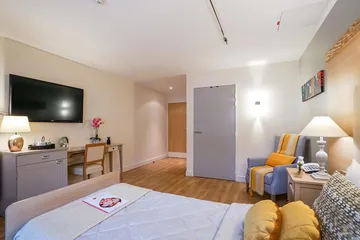 Chambre thème gris blanc orange en maison de retraite avec télévision Garches, Résidence de l'Empereur