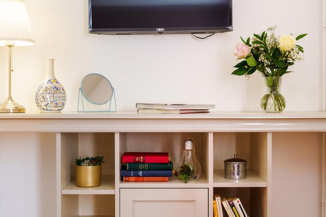 Meuble avec TV bois blanc décoration pinterest Les Jardins d'Epinay