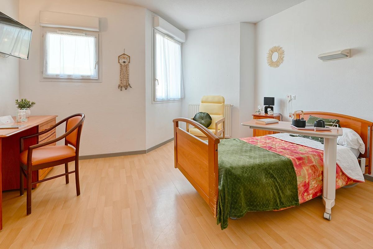 Chambre Maison de retraite Lubéron à Sainte-Tulle cocooning avec lit adapté senior et meubles bois