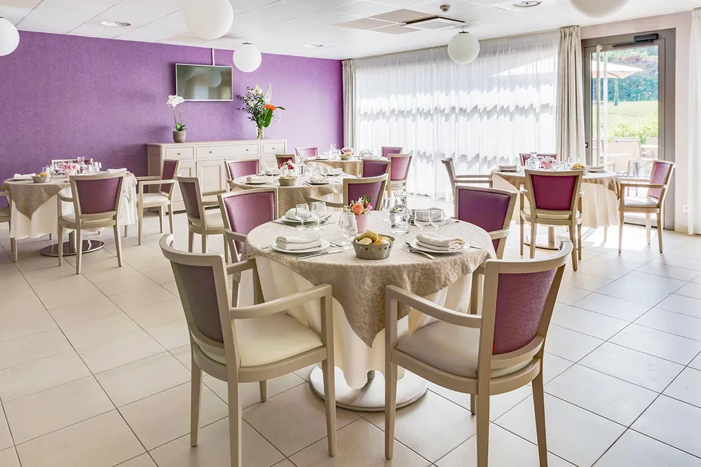 Salle à manger commune en maisond eretraite thème violet, lumineux à Marseille, Résidence Val de Regny