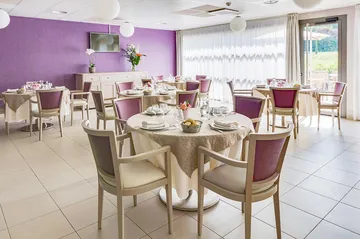Salle à manger commune en maisond eretraite thème violet, lumineux à Marseille, Résidence Val de Regny
