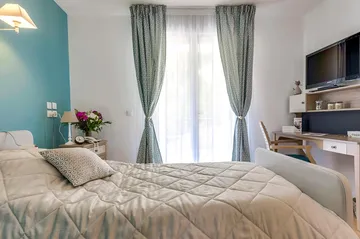 Chambre cozy avec lit 1 place, bureau, table de nuit et rideaux, EHPAD La Palmeraie à Nice