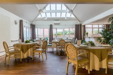 Salle de restauration veluxe cocooning prenium lumineuse acceuillante tables rondes