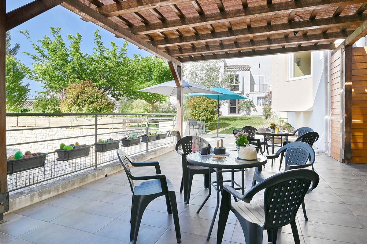 Pergola en bois avec meubliers de jardin Maison de retraite Lubéron à Sainte-Tulle vue sur la nature et forêt