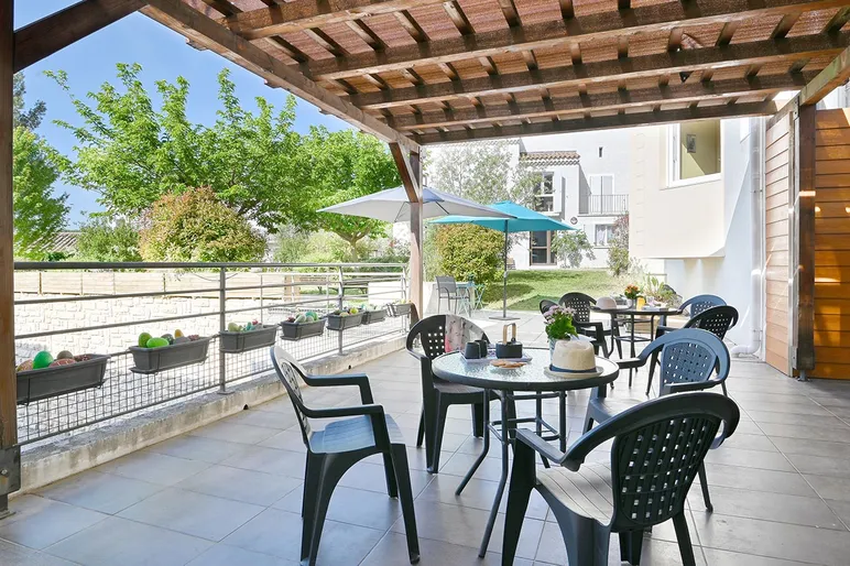 Pergola en bois avec meubliers de jardin Maison de retraite Lubéron à Sainte-Tulle vue sur la nature et forêt