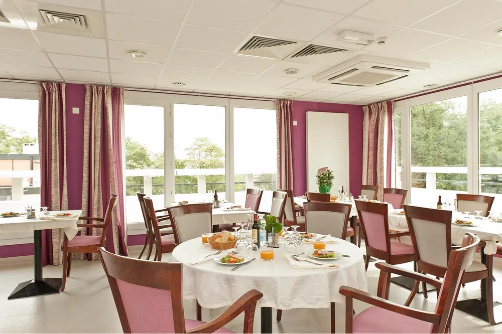 Salle à manger thème framboise maison retraite ehpad domusvi servres médicis