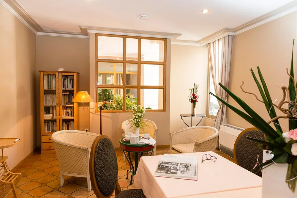 salon privé résidence seniors Les Templitudes à Aix-en-Provence cocooning thème biege et blanc, meubles en bois