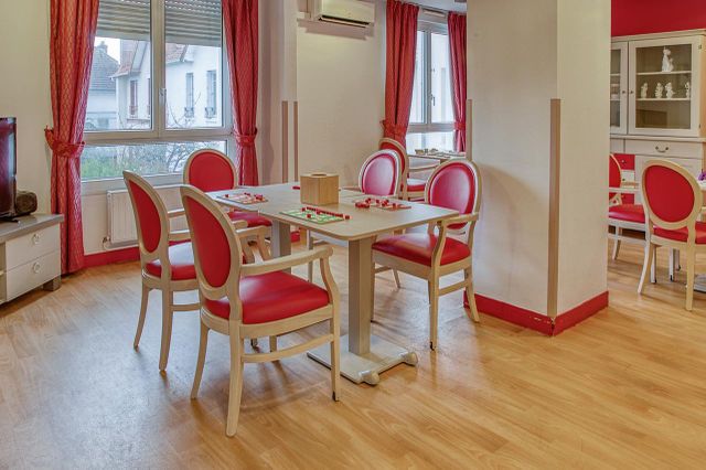 salle de jeux maison de retraite Médicis à Sartrouville thème rouge avec grande fentres et rideaux rouges