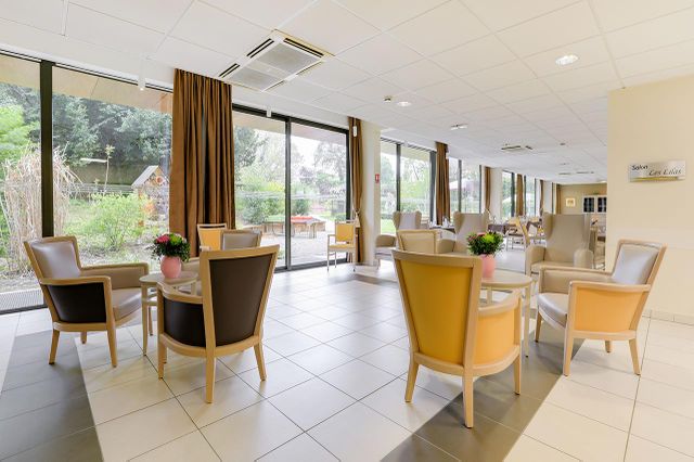 Salle de restauration commune lumineuse avec baie vitrée vue jardin ehpad à Crouy-En-Thelle, Résidence Les Cèdres