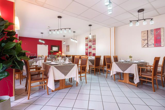 Salle à manger lumineuse avec mur framboise et blanc, maison de retraite pour seniors alzheimer Compiegne, Résidence Tiers Temps